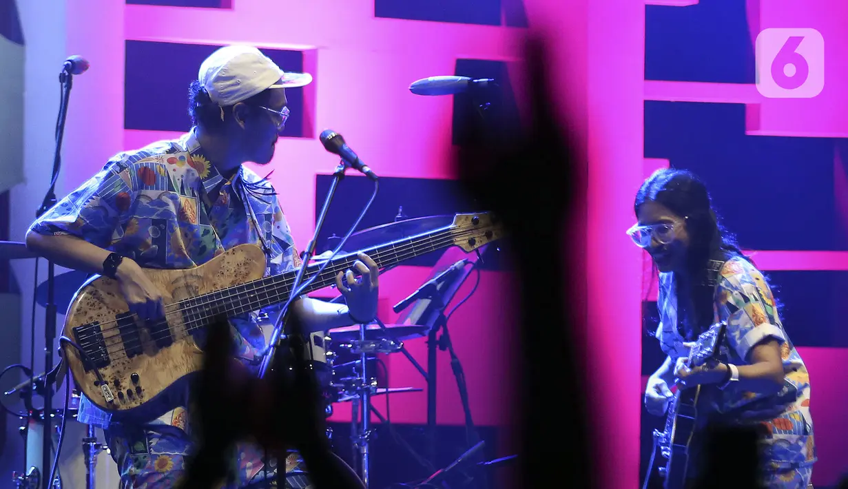 Duo musisi Endah N Rhesa tampil pada hari pertama BNI Java Jazz Festival 2022 di JIExpo Kemayoran, Jakarta, Jumat (27/5/2022). Perhelatan musik BNI Java Jazz Festival 2022 digelar pada 27-29 Mei dengan menampilkan musisi-musisi dari dalam dan luar negeri. (Liputan6.com/Johan Tallo)