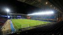 <p>Sebelum membuat terobosan membuka stadion mereka untuk tempat salat Idulfitri, Blackburn juga rutin menggelar buka puasa dan membagi bingkisan selama Ramadan. (AFP/Andrew Yates)</p>