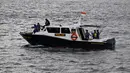Pencarian di laut dilakukan dengan menggunakan kapal, baik dari TNI/Polri, serta tim SAR gabungan lainnya. Helikopter dan pesawat juga dikerahkan untuk memantau dari udara. (SONNY TUMBELAKA/AFP)