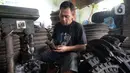 Pekerja membuat karet bushing stabilizer dan karet engine mounting khusus mobil yang terbuat dari ban bekas alat berat di Bambu Papus, Tangerang Selatan, Rabu (11/11/2020). Pada masa pendemi pemesanan karet bushing menurun hingga 50 persen kini berlahan-lahan mulai stabil. (merdeka.com/Dwi Narwoko)