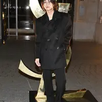 Jenna Ortega hingga Jeonghan SEVENTEEN tampil memukau di fashion show Saint Laurent untuk koleksi Menswear Fall/Winter 2023-2024. @stunning_hunter.