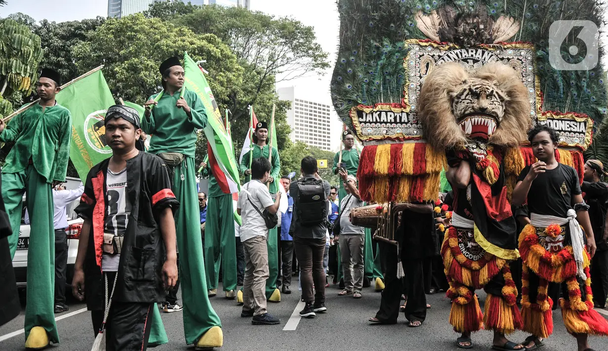 Atraksi tarian tradisional saat mengiringi kedatangan ketiga petinggi KIB di Gedung KPU RI, Jalan Imam Bonjol, Jakarta Pusat, Rabu (10/8/2022). Kedatangan ketiga petinggi KIB tersebut diiringi dengan berbagai atraksi tarian tradisional untuk mendaftarkan partai masing-masing sebagai peserta Pemilu 2024. (merdeka.com/Iqbal S Nugroho)