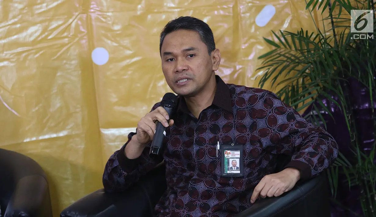 Direktur LHKPN KPK, Isnaini menjadi pembicara dalam diskusi publik di Gedung KPK, Jakarta, Jumat (2/8/2019). Diskusi mengangkat tema "Pantang Absen LHKPN" terkait seleksi Calon Pimpinan KPK yang tengah berlangsung. (Liputan6.com/Herman Zakharia)