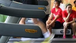Pebulu Tangkis Indonesia, Greysia Polii dan  Debby Susanto menunggu giliran untuk melakukan test Sport Science sebagai persiapan menuju Olympiade Rio De Jeneiro 2016 di Gedung PP ITKON, Jakarta, Kamis (07/01/2016). (Bola.com/Nicklas Hanoatubun) 