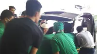 Jenazah pilot Sugeng yang pesawatnya terbakar dibawa dari RSPD Gatot Soebroto, Jakarta menuju rumah duka. (Liputan6.com/Nafisyul Qodar)