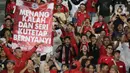 Sepanjang laga, para suporter terus meneriakkan yel-yel penyemangat mengingat rivalitas kedua timnas sangat kuat. (Liputan6.com/Helmi Fithriansyah)