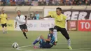 Penyerang Persib Bandung, Rudiyana terjatuh saat duel dengan pemain Malaysia All Stars pada laga persahabatan di Stadion Si Jalak Harupat, Bandung, Sabtu (24/10/2015). (Bola.com/Nicklas Hanoatubun)