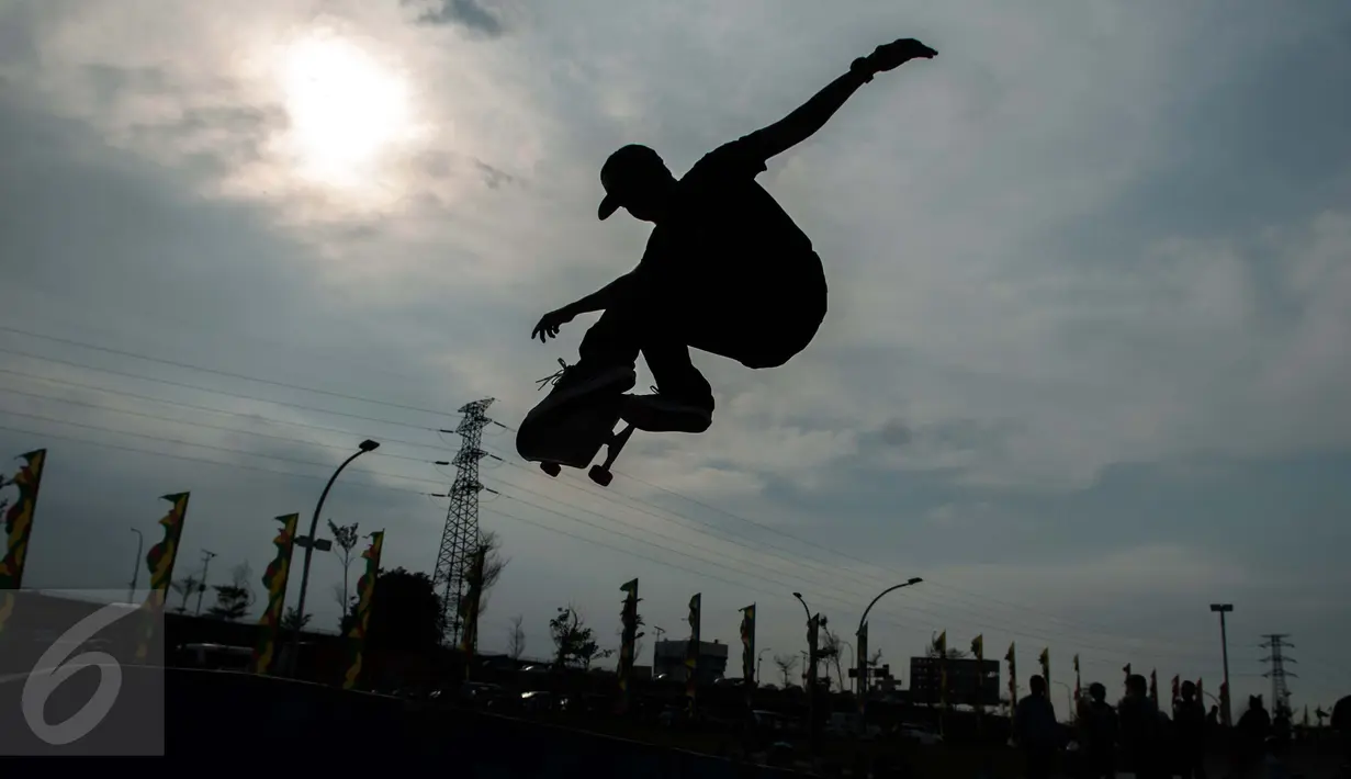 Warga bermain di RTH dan RPTRA Kalijodo di Jakarta, Rabu (22/2). RTH dan RPTRA Kalijodo diresmikan langsung oleh Gubernur DKI Jakarta Basuki Tjahaja Purnama. (Liputan6.com/Gempur M Surya)