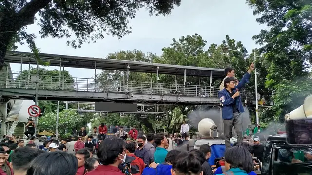 Aksi unjuk rasa di berlangsung di Patung Kuda Arjuna Wiwaha, Jakarta Pusat pada Kamis (20/2/2025).