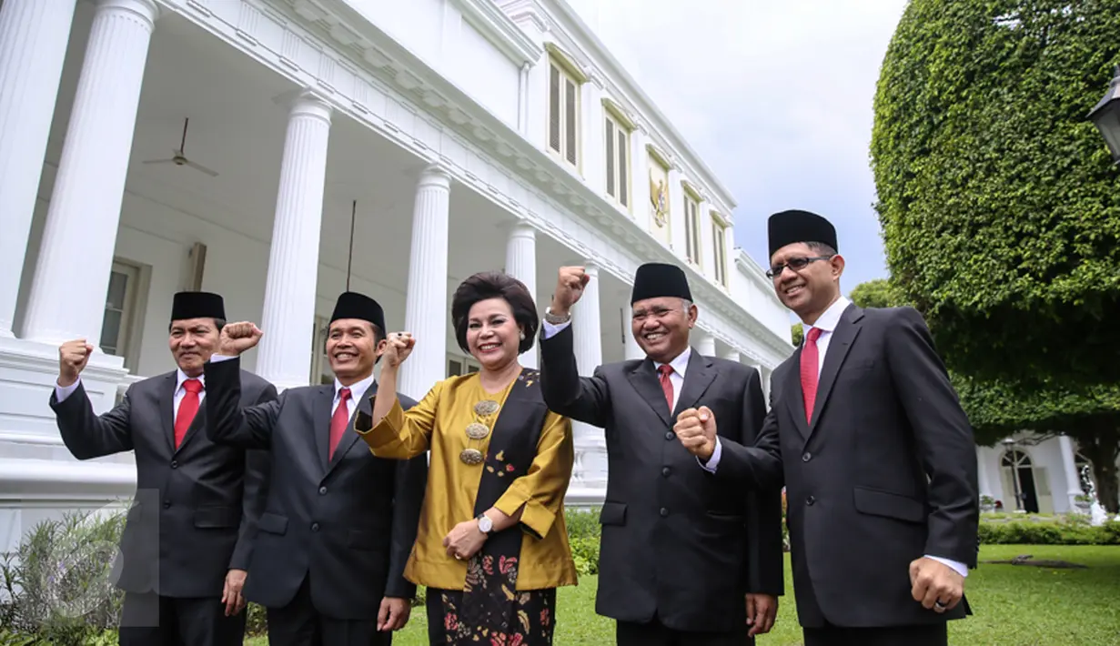 (Ki-ka) Saut Situmorang, Alexander Marwata, Basaria Panjaitan, Agus Rahardjo, Laode M Syarif tiba di Istana Negara, Jakarta, Senin (21/12/2015). Presiden Jokowi melantik lima pimpinan KPK periode 2015-2019. (Liputan6.com/Faizal Fanani)