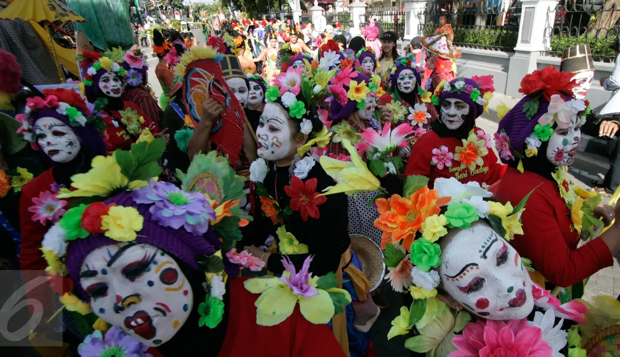 Sejumlah peserta mengikuti pawai pembukaan Festifal Kesenian Yogyakarta (FKY) 2016 di Jalan Malioboro, Yogyakarta (23/8) FKY  28 yang mangusung tema "Masa Depan Hari Ini Dulu "akan berlangsung hingga 9 September 2016. (Boy Harjanto)