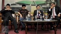 Ketua DPR Setya Novanto (kedua kanan) saat jumpa pers di Kompleks Parlemen, Senayan, Jakarta, Rabu (30/9). Jumpa pers itu seusai rombongan pimpinan DPR melakukan kunjungan ke Arab Saudi selama 12 hari, atas undangan Raja Salman. (Liputan6.com/Johan Tallo)