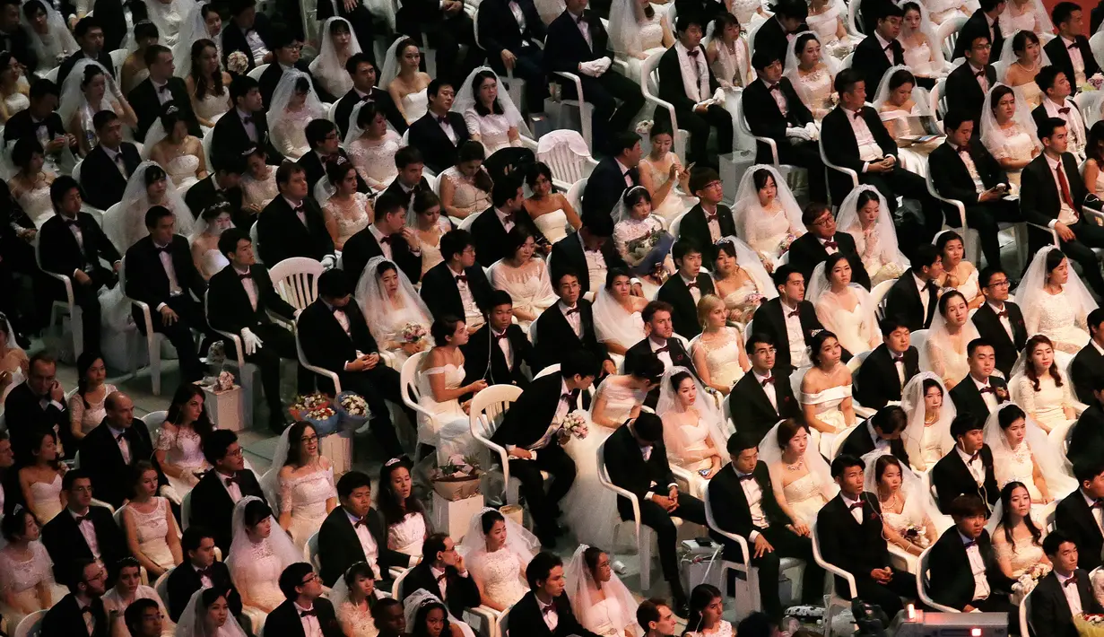 Ribuan pasangan mengambil bagian dalam pernikahan massal di Pusat Perdamaian Cheong Shim di Gapyeong, Korea Selatan, (7/9). Sebanyak 4.000 pasangan Korea Selatan dan asing ikut serta dalam acara ini. (AP Photo / Ahn Young-joon)
