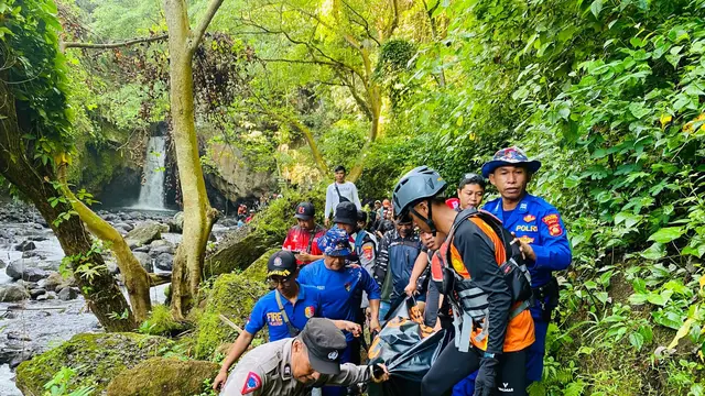 Tim SAR gabungan evakuasi wisatawan asal Sleman, Yogyakarta dari dasar air terjun Tembok Barak Bali.