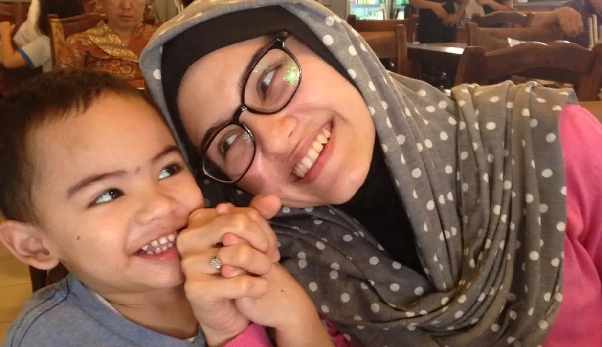 Zee Zee menyebut anak sulungnya itu luar biasa karena telah mengajarkannya tentang sikap sabar dan tawakal kepada Yang Mahakuasa. (Instagram/zeezeeshahab)