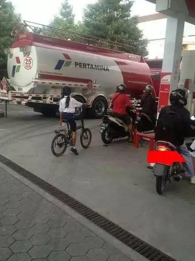 10 Potret Kocak Orang Beli BBM di SPBU Ini Bikin Geleng Kepala