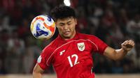 Striker Timnas Indonesia U-23, Hokky Caraka mencoba menanduk bola saat menghadapi Malaysia dalam laga terakhir Grup A Piala AFF U-23 2025 di Stadion Utama Gelora Bung Karno, Jakarta, Senin (21/7/2025). (Bola.com/Abdul Aziz).