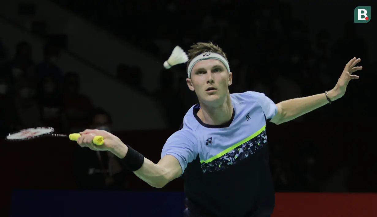 Viktor Axelsen pun akhirnya menutup game kedua dengan skor yang identik seperti di game pertama, 21-15. (Bola.com/Ikhwan Yanuar)