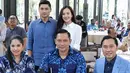 Dalam acara tersebut, hadir keluarga besar Fraksi Partai Demokrat (FPD) DPR RI. Beby dan Rizki pun mengabadikan potretnya bersama Ketua Umum Partai Demokrat, Agus Yudhoyono; Ketua Srikandi Demokrat, Annisa Pohan; dan Ketua FPD DPR RI, Ibas Yudhoyono. (Liputan6.com/IG/@riznatakusumah)