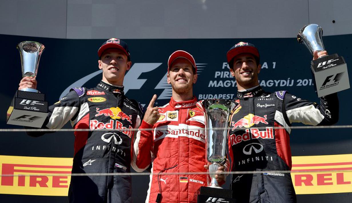 Sebastian Vettel diapit duo Red Bull, Daniil Kvyat (kiri) dan Daniel Ricciardo