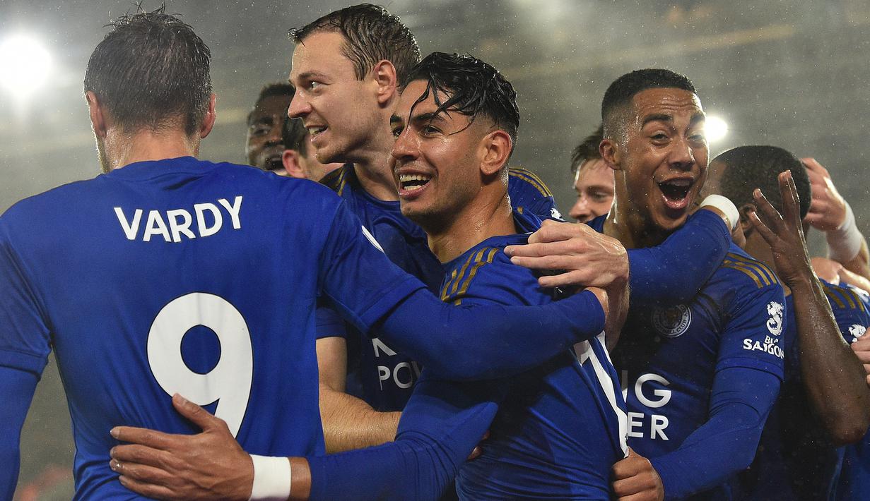 Para pemain Leicester merayakan gol yang dicetak  Ayoze Perez ke gawang Southampton pada laga Premier League di Stadion St Mary, Southampton, Jumat (25/10). Southampton kalah 0-9 dari Leicester. (AFP/Glyn Kirk)