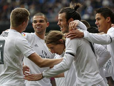 Para pemain Real Madrid merayakan gol yang dicetak Gareth Bale ke gawang Sporting Gijon pada laga La Liga Spanyol di Stadion Santiago Bernabeu, Spanyol, Minggu (17/1/2016). Los Blancos berhasil menang 5-1. (Reuters/Andrea Comas)