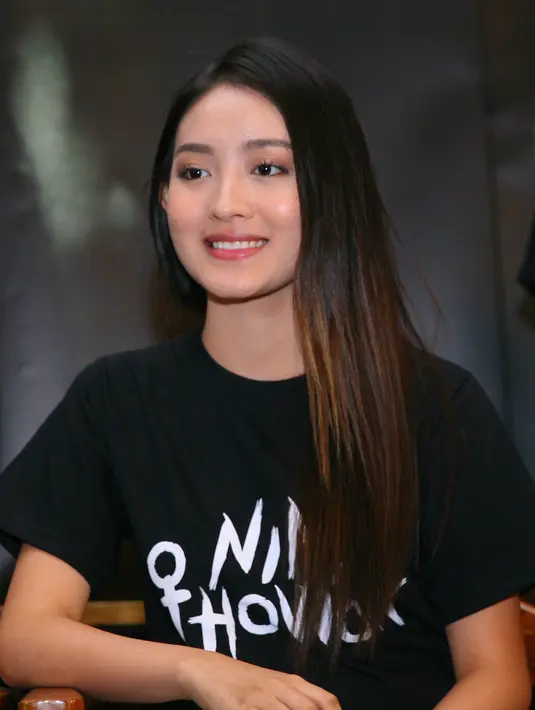 Natasha Wilona melihat putra sulung Venna Melinda, Verrell Bramasta tersebut merupakan cowok yang romantis. Belum lama ini, ia juga diberikan hadiah cincin seharga Rp 40 juta. (Nurwahyunan/Bintang.com)