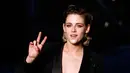 Kristen Stewart berpose saat pemotretan dalam koleksi busana Chanel Cruise 2018/2019, Paris, (3/5). Kristen Stewart tampil memukau dengan blazer gemerlap hitam dengan sepatu boot berenda hitam oleh Alice McCall. (AP Photo/Thibault Camus)