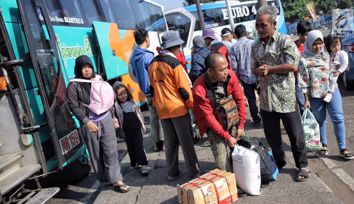 Suasana saat penumpang turun dari bus Antar Kota Antar Provinsi (AKAP) di Terminal Kampung Rambutan, Jakarta, Selasa (19/6). Jumlah kedatangan penummpang diperkiran terus bertambah hingga malam nanti. (Liputan6.com/Faizal Fanani)