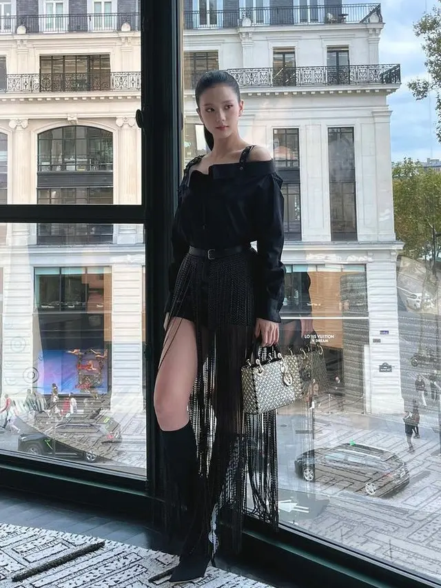 Jisoo Hadir di Paris Fashion Week. [@sooyaaa__]