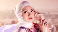 Ibu sambung Putri Delina ini kerap dilibatkan oleh para fotografer untuk menjadi foto model. Nathalie Holscher pun tampak totalitas dengan sentuhan makeup di wajahnya. Penampilannya menuai pujian dari warganet. (Liputan6.com/IG/@nathalieholscher)