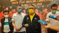 Menpora Zainudin Amali saat meninjau Stadion Si Jalak Harupat, Soreang, Kabupaten Bandung untuk persiapan Piala Dunia U-20 2021, Sabtu (28/11/2020). (Bola.com/Erwin Snaz)