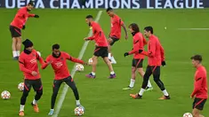 Striker Atletico Madrid Uruguay Luis Suarez (kedua kiri) menghadiri sesi latihan menjelang leg pertama perempat final Liga Champions, di Stadion Etihad, Senin (4/4/2022). Atletico Madrid akan bertandang ke markas Manchester City pada Rabu, 6 April 2022 dini hari WIB. (Paul ELLIS / AFP)