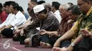Peserta mengikuti tahlil memperingati Haul Bung Karno ke-46 di Jakarta, Senin (20/6). Dengan Haul tersebut diharapkan Bangsa Indonesia bisa menggali warisan pemikirannya. (Liputan6.com/Faizal Fanani)
