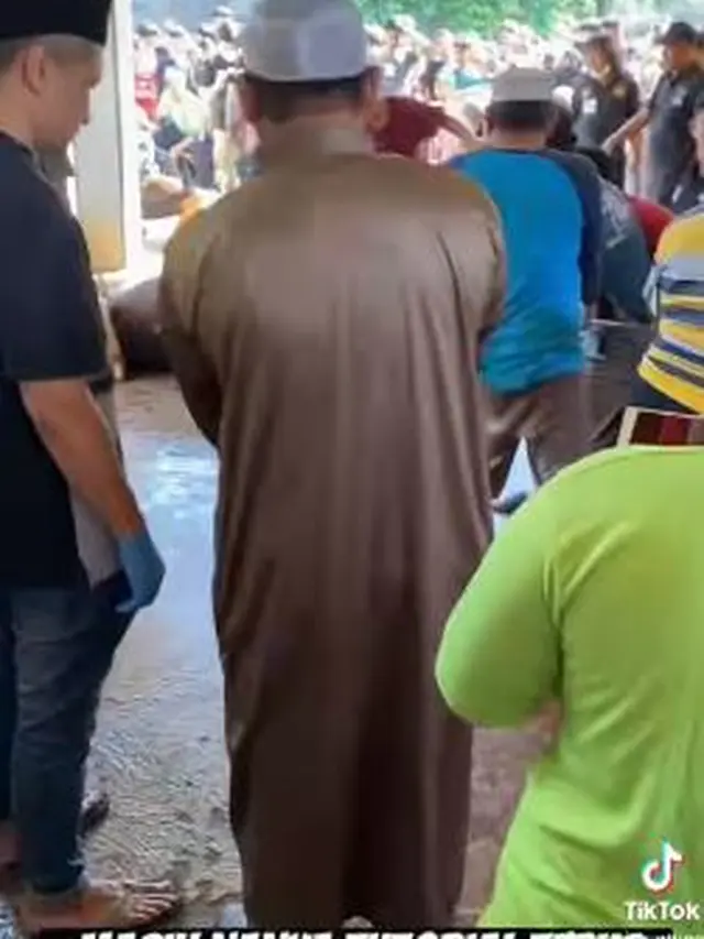 Arie Untung potong sendiri hewan qurban (Instagram/ariekuntung)