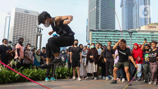 Gaya Tya Ariestya Saat Main Lompat Tali di Bundaran HI Jakarta