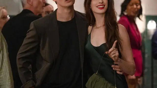 Anne Hathaway di film The Idea of You (Instagram/nicholasgalitzine)