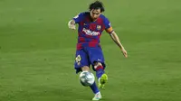 Striker Barcelona, Lionel Messi, melepaskan tendangan ke gawang Athletic Bilbao pada laga La Liga di Stadion Camp Nou, Selasa (23/6/2020). Barcelona menang 1-0 atas Athletic Bilbao. (AP/Joan Monfort)