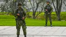 Anggota tentara Kolombia berjaga di dekat kedutaan Amerika Serikat (AS) di Bogota, Rabu (18/10/2023). (Juan BARRETO / AFP)