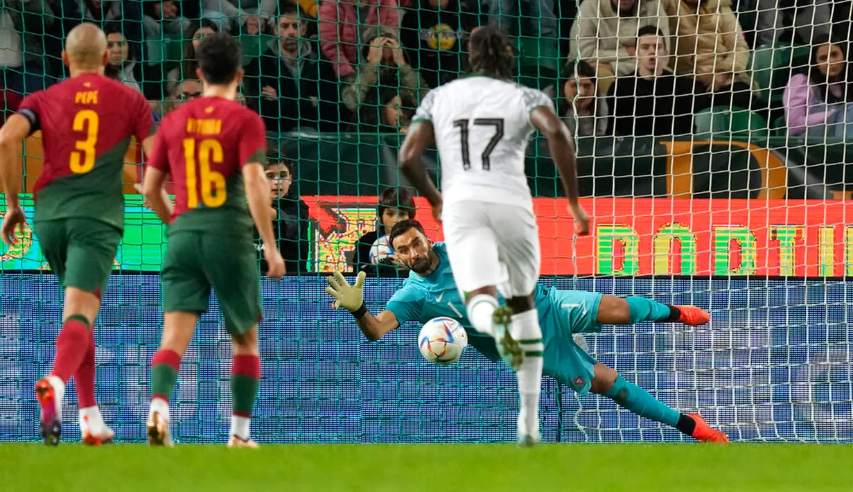 Kiper Portugal Rui Patricio menyelamatkan penalti saat melawan Nigeria pada pertandingan persahabatan di Stadion Jose Alvalade, Lisbon, Portugal, 17 November 2022. Portugal menghajar Nigeria dengan skor telak 4-0, mereka akan berangkat ke Qatar pada 18 November untuk Piala Dunia 2022. (AP Photo/Armando Franca)
