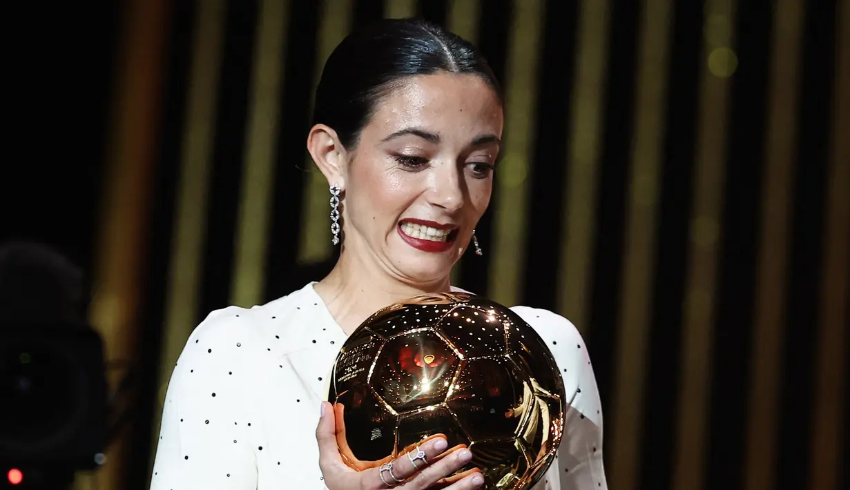 Gelandang Barcelona asal Spanyol, Aitana Bonmati saat menerima penghargaan Ballon d'Or Wanita dalam acara penganugerahan Ballon d'Or France Football 2024 di Theatre du Chatelet, Paris, 28 Oktober 2024. (FRANCK FIFE/AFP)