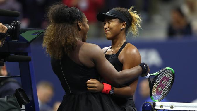 Petenis Jepang, Naomi Osaka memeluk petenis AS, Serena Williams setelah memenangi partai final AS Terbuka di New York, Sabtu (8/9). Osaka menjadi petenis Jepang pertama yang menjuarai turnamen Grand Slam. (MATTHEW STOCKMAN/GETTY IMAGES/AFP)