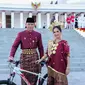 Menang lomba kostum terbaik, AHY dan Annisa Pohan maju ke lapangan dan mendapat hadiah sepeda dari Presiden Jokowi. RI-1 lantas menyelamati mereka. (Foto: Dok. Instagram @agusyudhoyono)