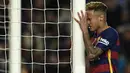 Penyerang Barcelona, Neymar, tampak kecewa usai gagal membobol gawang Valencia pada laga La Liga Spanyol di Stadion Camp Nou, Spanyol, Minggu (17/4/2016). (AFP/Lluis Gene)