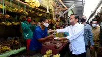 Presiden Jokowi saat memberikan bansos di Pasar Harjamukti, Kota Cirebon, Jawa Barat, Rabu (13/4/2022). (Biro Pers Sekretariat Presiden/Muchlis Jr)