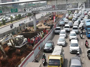 Kendaraan melintas di samping proyek kereta api ringan atau Light Rapid Transit (LRT) Jabodetabek di kawasan Cawang, Jakarta Timur, Selasa (22/8). (Liputan6.com/Immanuel Antonius)