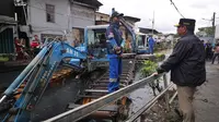 Tinjau Pengerukan Kali Cakung, Pramono Tegaskan Normalisasi Tak Boleh Setengah-Setengah