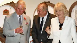 Pangeran Charles dan Istri keduanya Camilla Duchess of Cornwall mencoba segelas anggur di Seppeltsfield Winery di Australia, Selasa (10/11/2015). Pengeran Charles melakukan kunjungannya ke Australia selama beberpa hari.  (REUTERS/Daniel Kalisz)