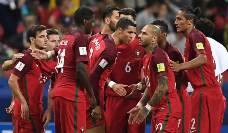 Para pemain Portugal saat melakoni laga melawan Cile pada semifinal Piala Konfederasi 2017 di Kazan Arena, Kazan, Rabu (28/6/2017). (AFP/Kirill Kudryavtsev)