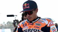 Pembalap Repsol Honda, Marc Marquez saat menunggu start MotoGP Indonesia 2023 yang berlangsung di Sirkuit Mandalika, Lombok, NTB, Minggu (15/10/2023). Marquez lagi-lagi gagal finis pada kesempatan keduanya tampil di Indonesia. Ia terjatuh di tikungan ke-13 saat lap kedelapan. Sementara itu, The Baby Alien mengalami highside saat sesi kualifikasi pada tahun lalu. (AFP/Sonny Tumbaleka)